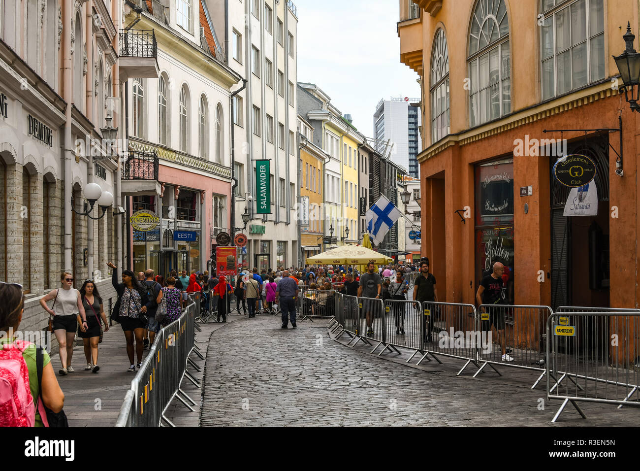 Touristen vorbei an den Barrikaden und Geschäfte in der Altstadt von Tallinn, Estland, wie die mittelalterliche Stadt Tallinn Marathon im September bereitet Stockfoto
