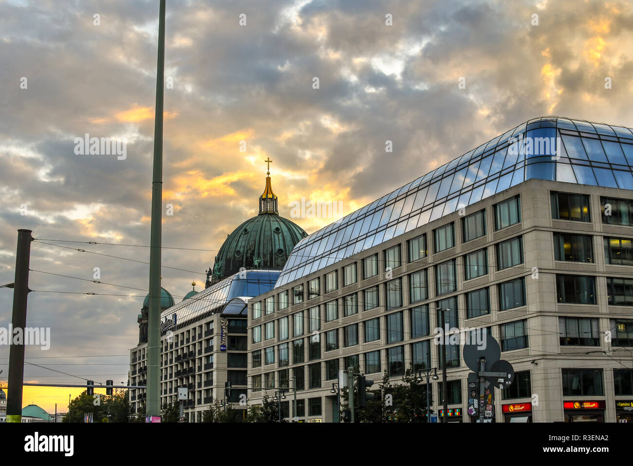 Die Kuppel und Kruzifix aus dem Berliner Dom sind über die Spitzen der kommerziellen Gebäuden in Berlin Deutschland sichtbar. Stockfoto