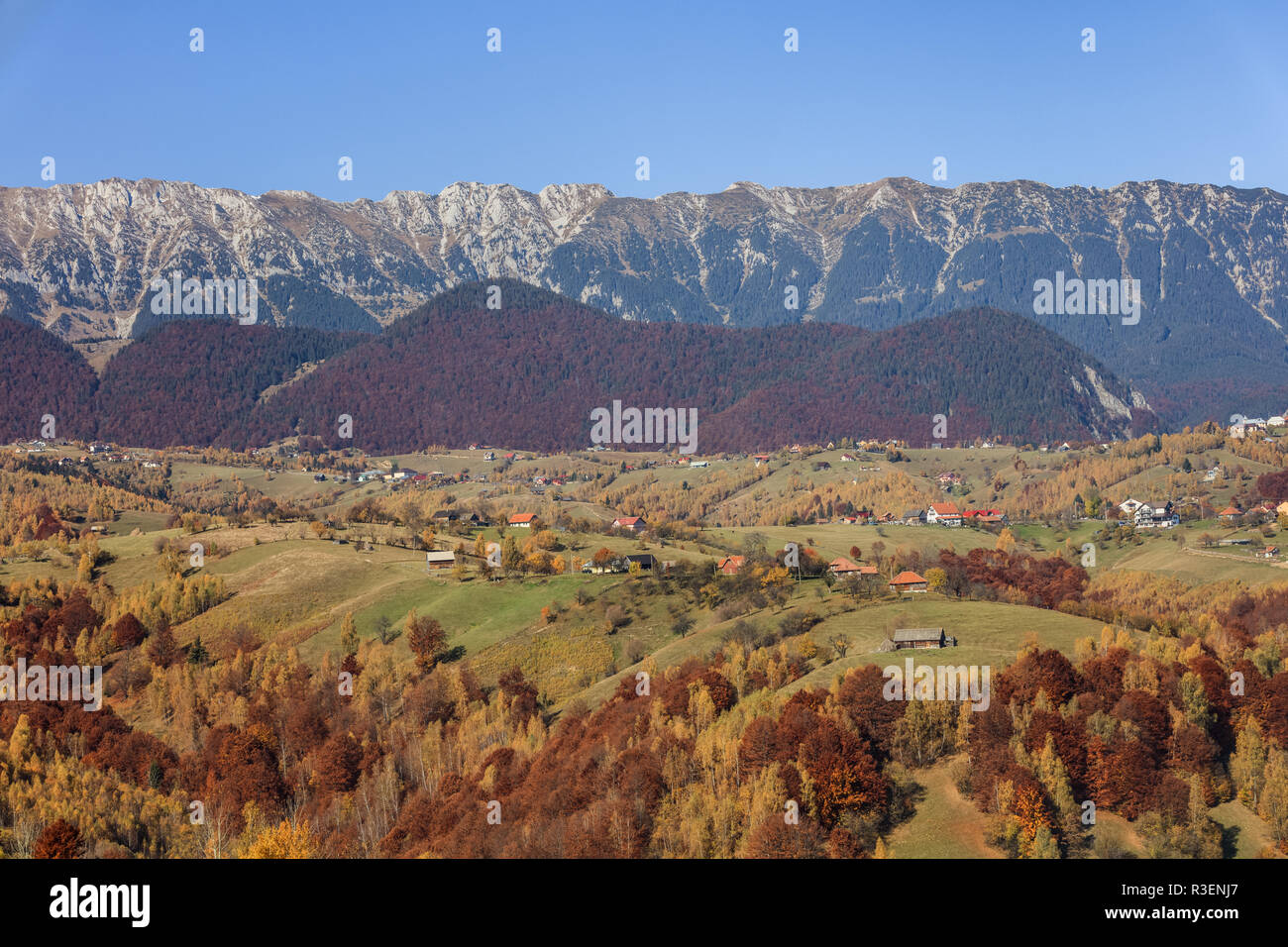 Ländliche Landschaft mit rumänischen Dorf in der Nähe von autumnl Piatra Craiului Berge. Siebenbürgen, Rumänien. Stockfoto