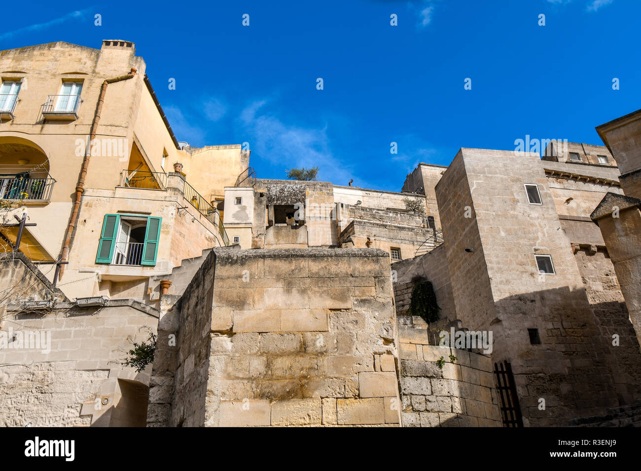 Ein streunender schwarze und weiße Katze versteckt sich in einem kleinen Turm in der antiken Stadt Matera, Italien, Teil der Region Basilikata im Süden Italiens. Stockfoto