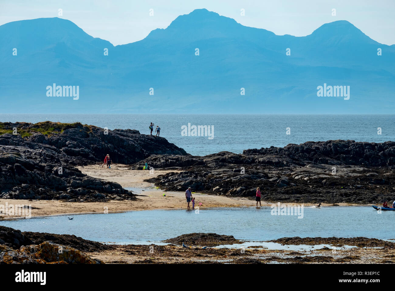 Ein Sandstrand von Traigh in der Nähe von Arisaig mit der Insel Rum in der Ferne. Stockfoto