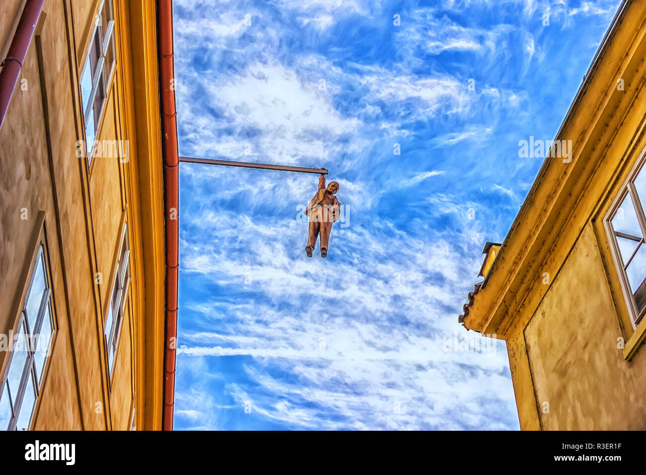 Prag, Tschechische Republik - 17. August 2018: Mann hanging out Skulptur in der Altstadt. Stockfoto