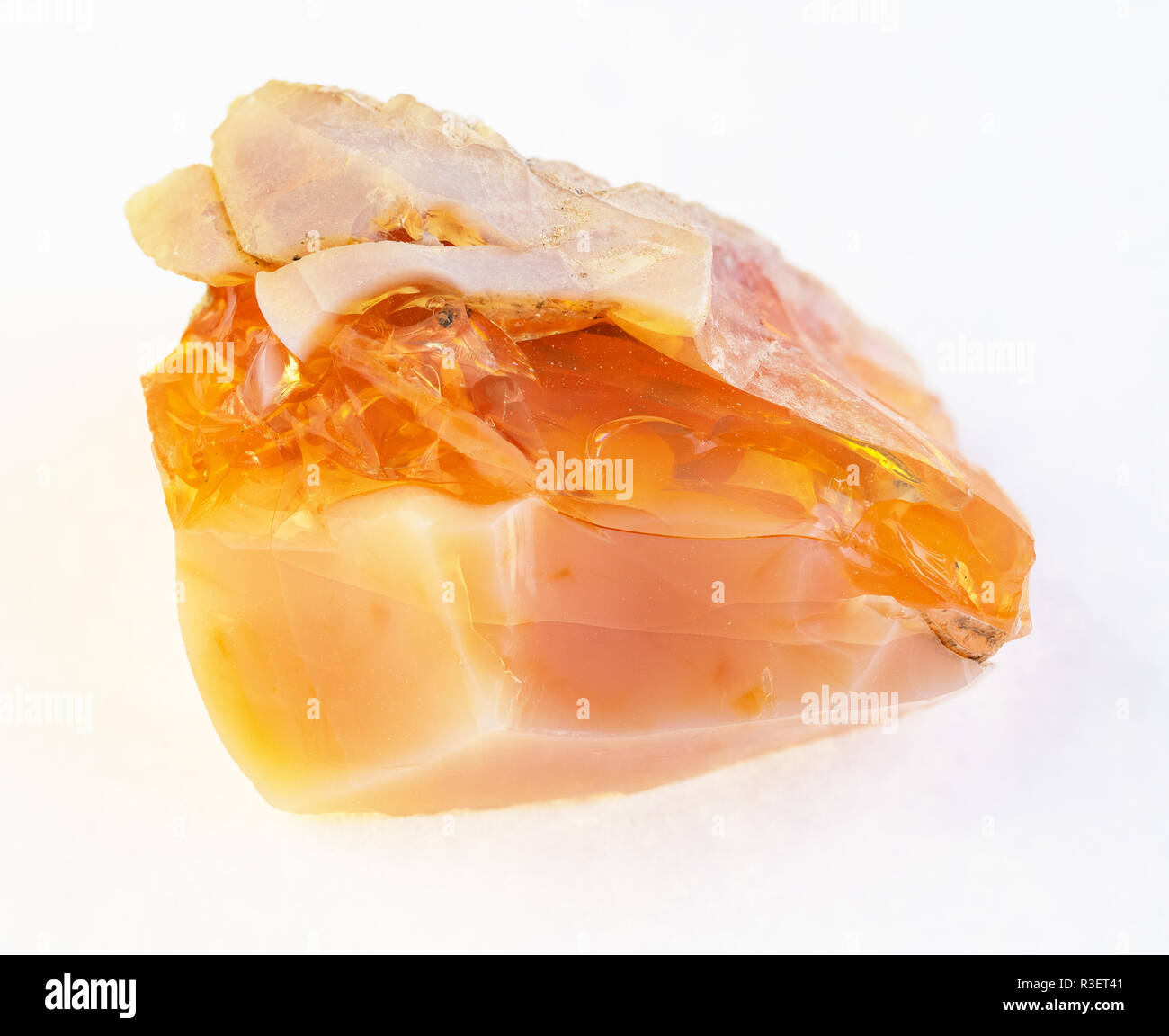 Makrofotografie von natürlichen Mineral aus geologische Sammlung - raw-Brand und wertvollen Opal Stein auf weißem Hintergrund Stockfoto