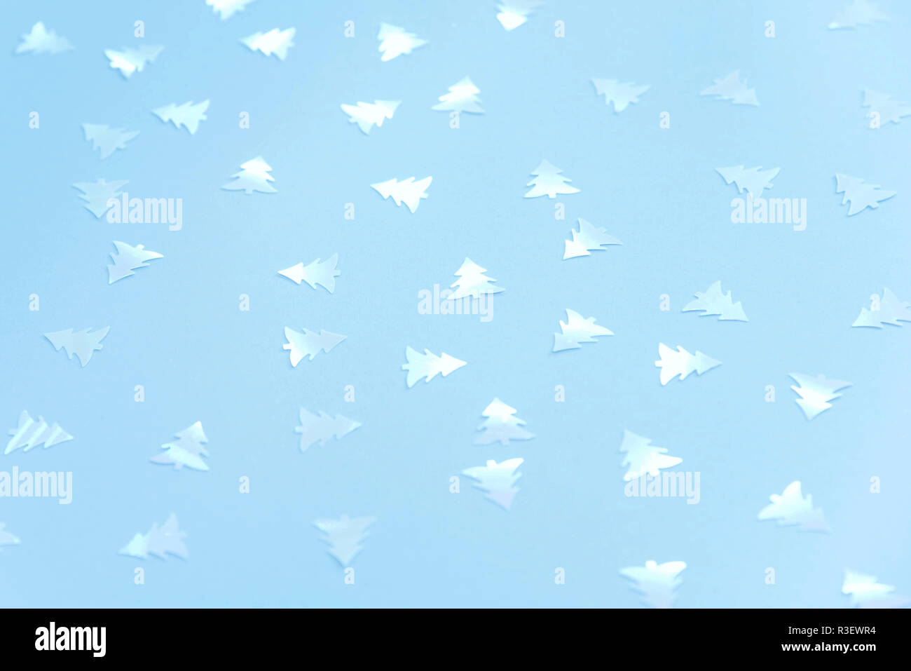 Bunte feier Hintergrund mit Party Konfetti auf Pastell-blaue Hintergrund. Flach. Stockfoto