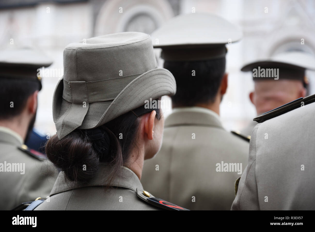 Einige Soldaten in Uniform der Italienischen Armee, darunter eine Frau in Bologna, Italien. Stockfoto