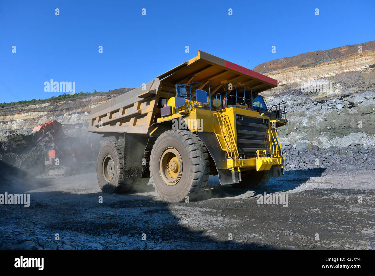 Großen Steinbruch Dump Truck. Laden der Felsen in die Mulde. Laden von Kohle in Body work Truck. Mining Truck Bergbaumaschinen, Kohle vom offenen zum Transport Stockfoto