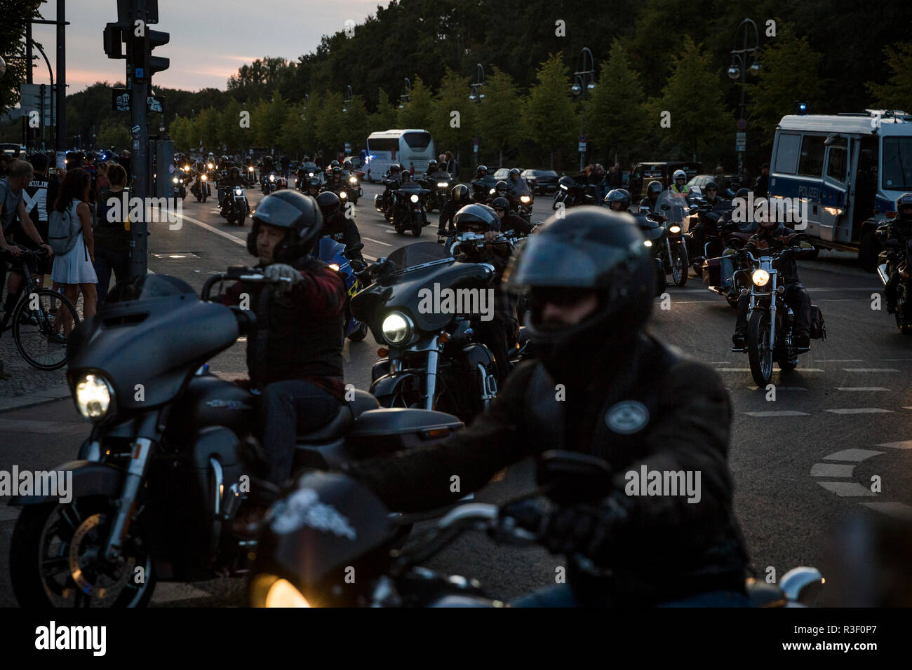 Biker ab in die Ebertstraße in der Nähe von Brandenburger Tor und der Tiergarten auf einer Kundgebung in Berlin, Deutschland. Stockfoto