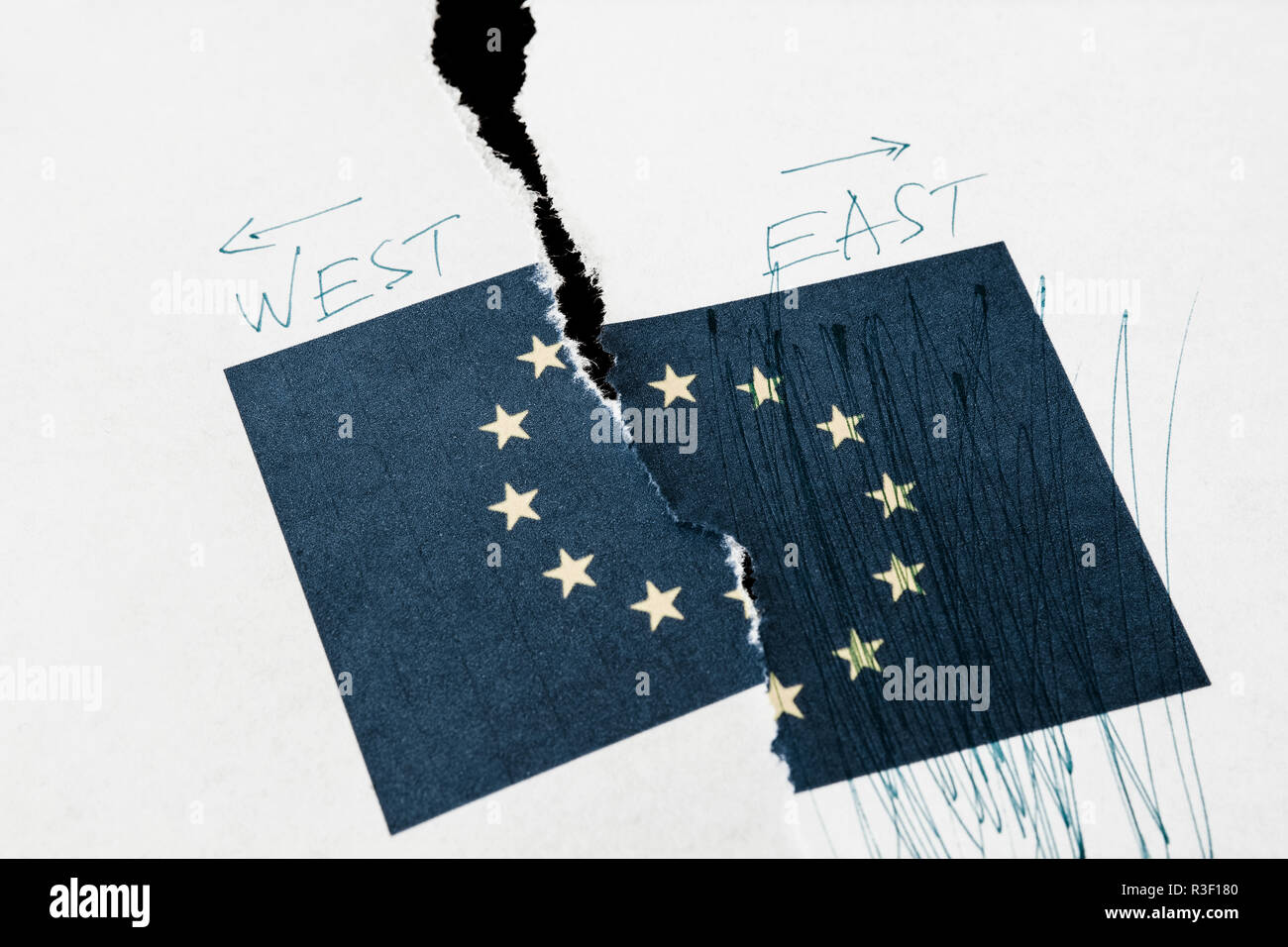 Die Europa Fahne ist mit einem Stift auf der Ostseite verschmiert, zusätzlich zu den in der Mitte zerrissen wird. Seine Farbe hat alle Brillanz verloren. Stockfoto