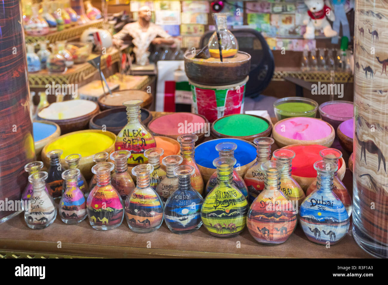 DUBAI, VAE - November 12, 2018: Souvenirshop im Hotel Atlantis mit Souvenirs Flaschen mit farbigen Sand in Camel Formular ausgefüllt Stockfoto