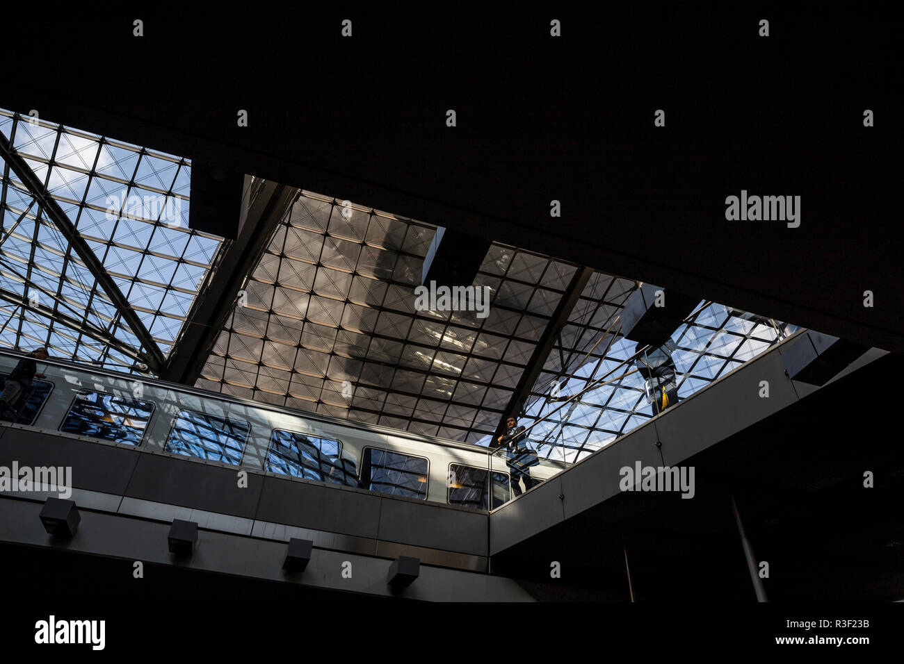 Ein Mann wartet ein Zug am Hauptbahnhof (Hbf), Berlin, Deutschland. Stockfoto