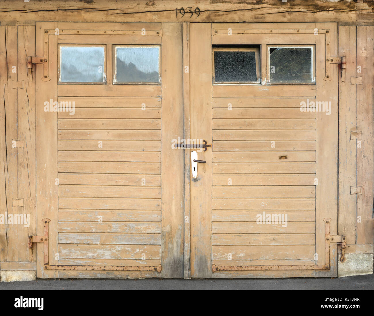 Hellbraun Garagentor mit Windows Stockfoto