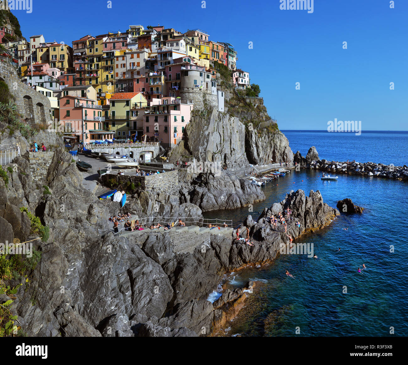 20 YUNE, 2018, ITALIEN, Manarola, Manarola Dorf in der Dämmerung