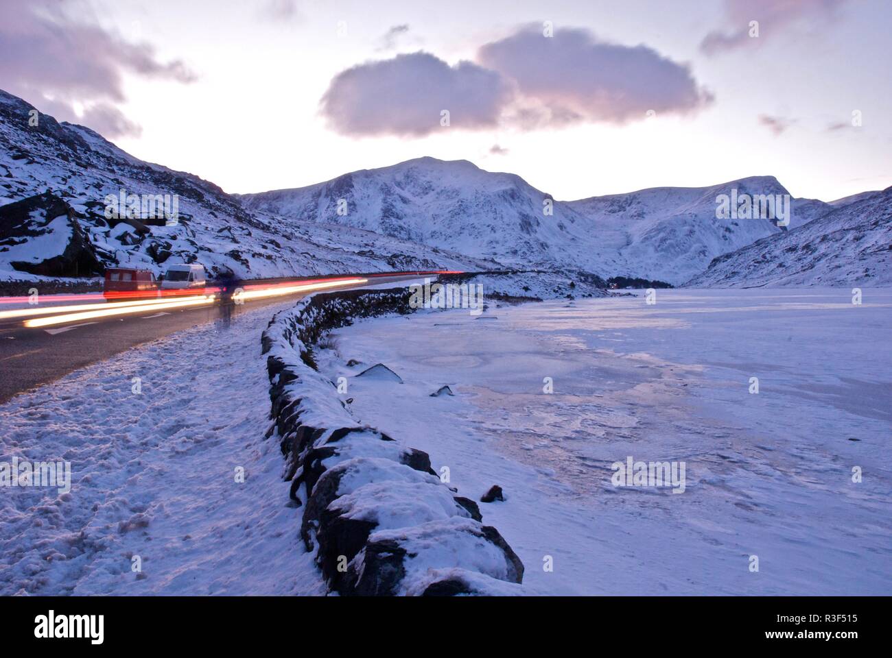 Llyn Ogwen, gefrorenen See in Ogwen Valley, Snowdonia, North Wales, UK Stockfoto