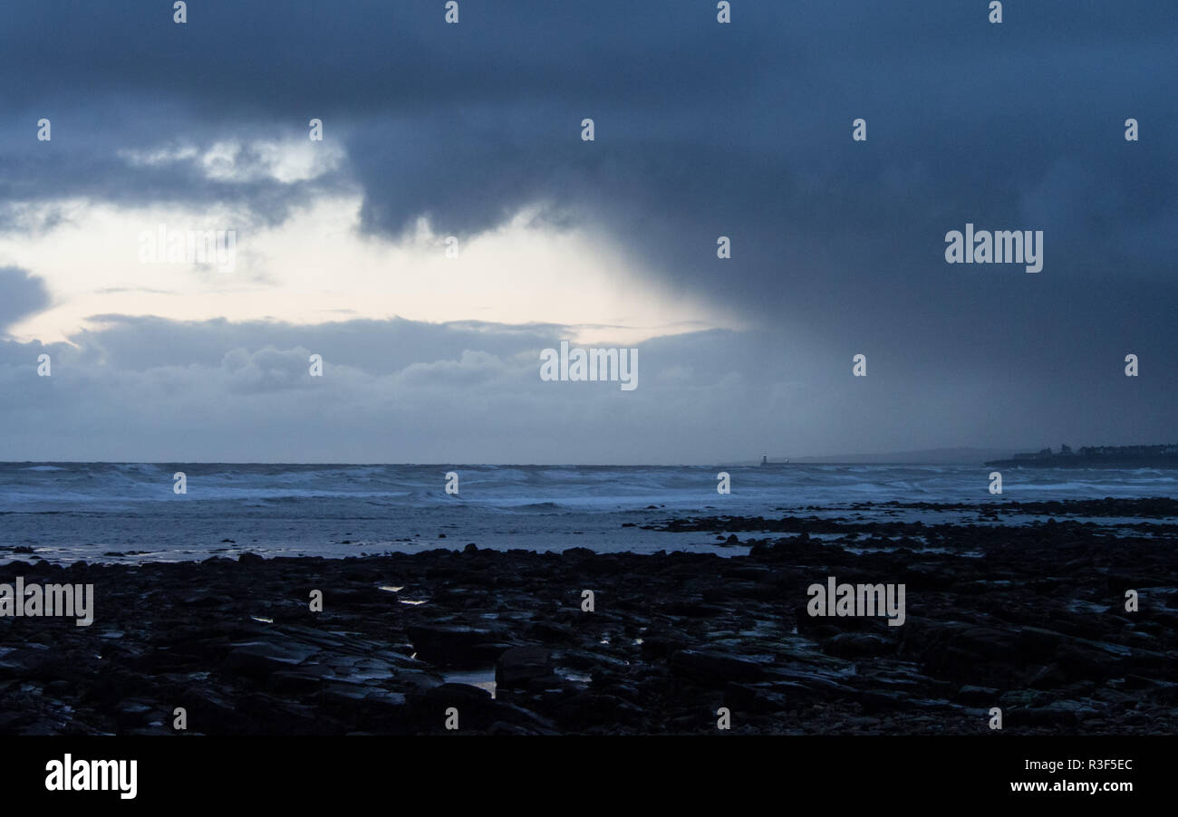 Anfang an einem stürmischen November Morgen am St. Mary's Island, Whitley Bay, Northumberland. Blue pre-Dawn Licht. Stockfoto