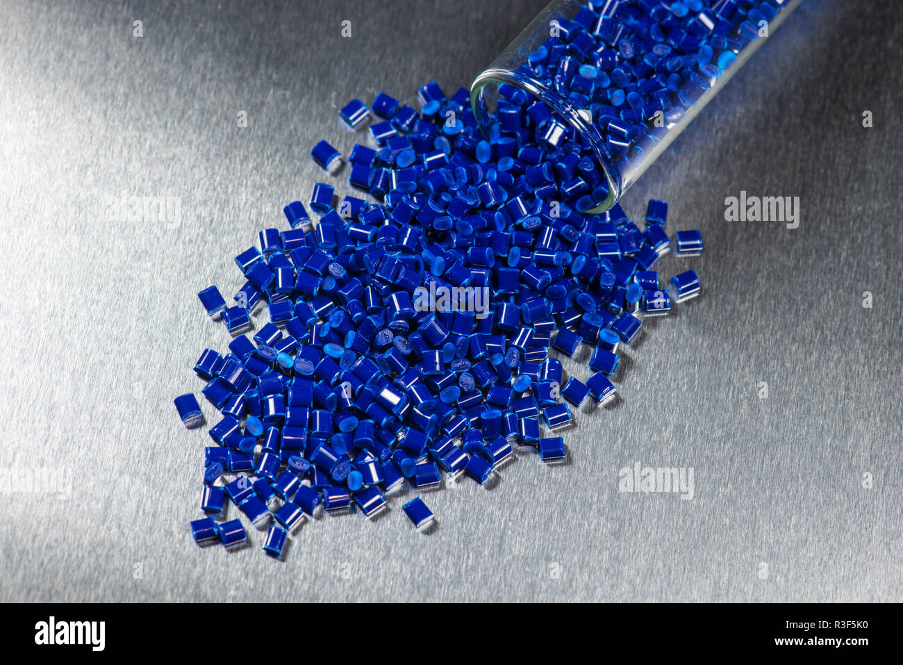Kunststoff Blau Pellets In Reagenzglaser Stockfotografie Alamy