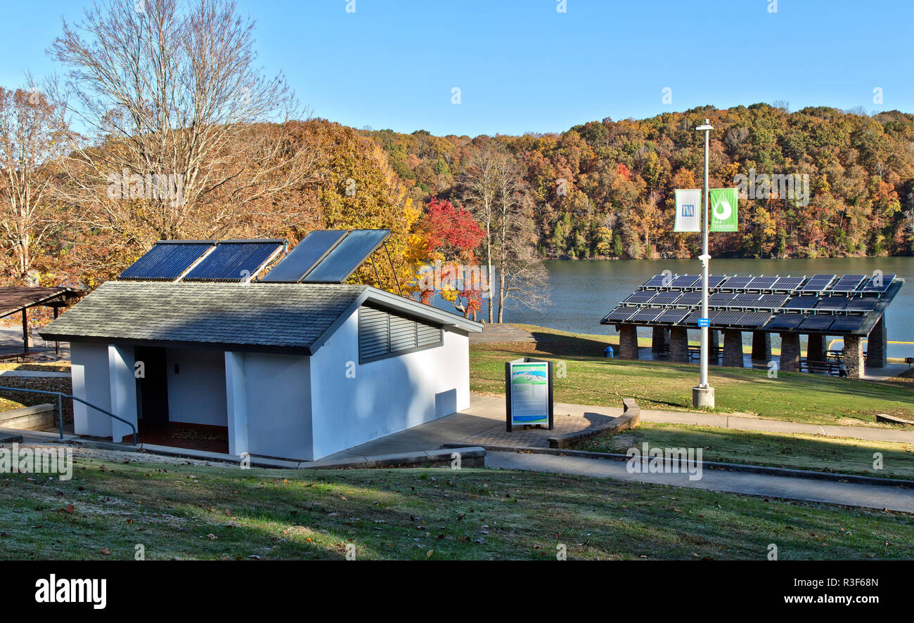 Solar Warmwasser Heizungen auf Badezimmer Dach mit Solarzellen im Hintergrund, Erleichterung der Melton Hill Damm nachhaltige Naherholung Campingplatz. Stockfoto