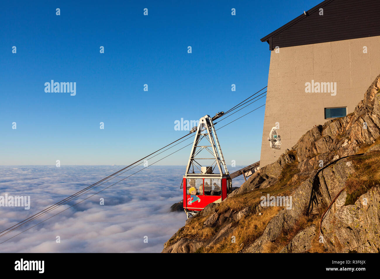 Dichter Nebel umgibt eine große Fläche in Westnorwegen. Kein Wind, Temperaturen knapp über Null C (32 F). Blick vom Gipfel des Mount Ulriken, Bergen, Norwegen abschleppen Stockfoto