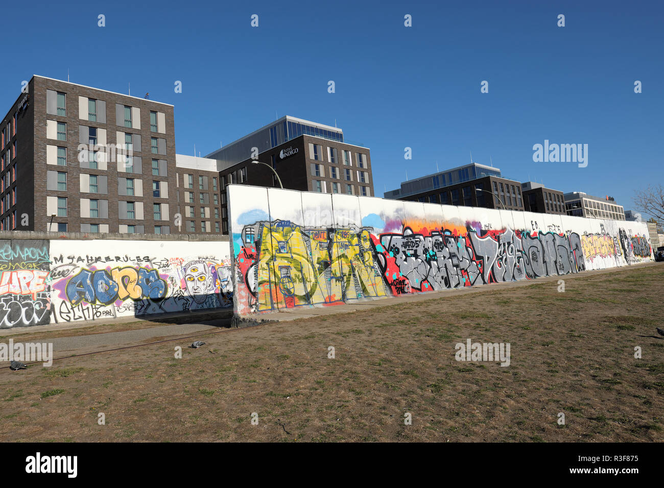 Berlin - die Berliner Mauer" an der East Side Gallery mit neuen modernen Wohnungen neben - 2018 Stockfoto