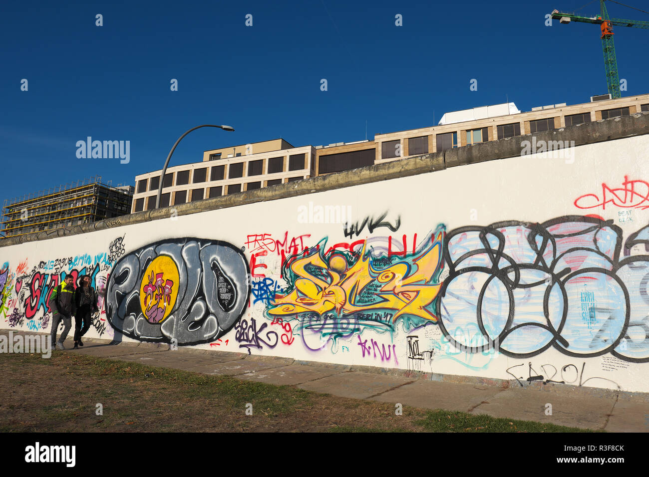 Berlin Deutschland - lange Abschnitte der Berliner Mauer an der East Side Gallery mit luxuriösen neuen Wohnungen auf der östlichen Seite - gesehen 2018 Stockfoto