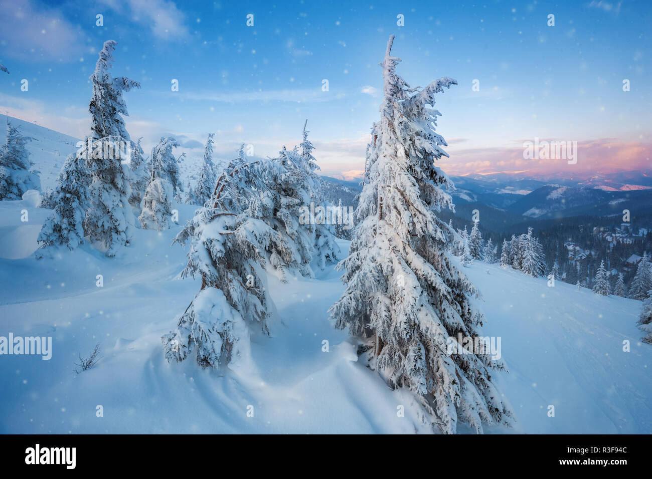 Einen schönen Sonnenuntergang im sonnigen Ausläufern der Alpen wirkt sich auf die Imagination des Betrachters, dichte Wälder an den Hängen die Spuren der Zivilisation verbergen Stockfoto