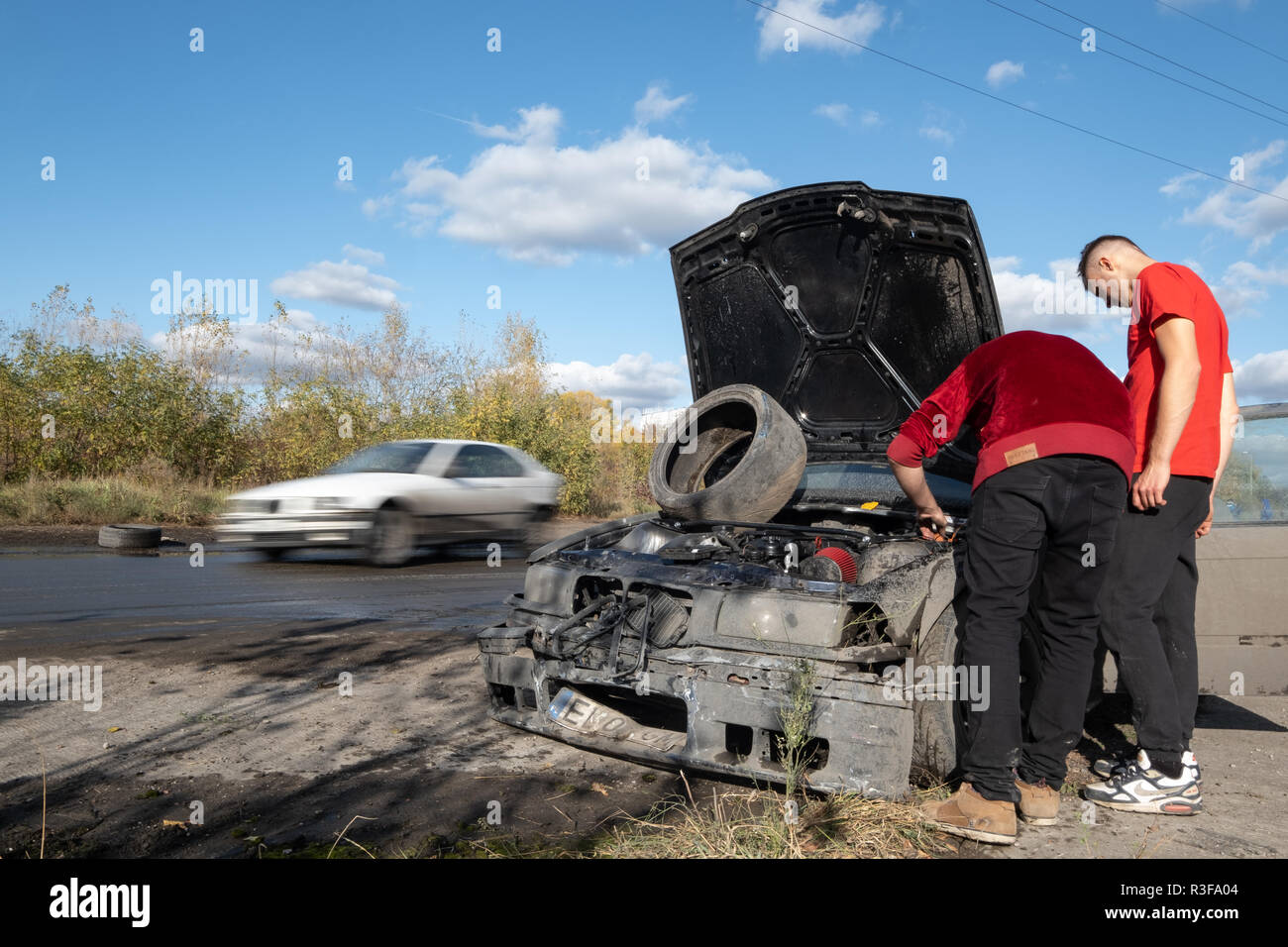 Warschau/Polen - Oktober 21, 2018: 2 Männer reparieren beschädigter Auto während laienhaften treiben Ereignis in Ursus, verlassenen Traktorenfabrik in Warschau Stadtrand. Stockfoto