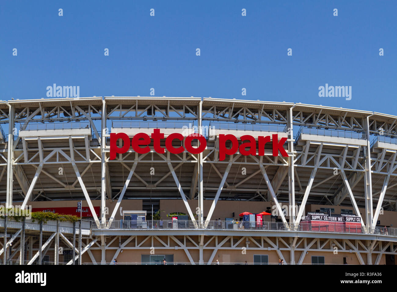 Petco Park, Heimstadion der San Diego Padres Baseball Team, am Spieltag, San Diego, CA, USA. Stockfoto
