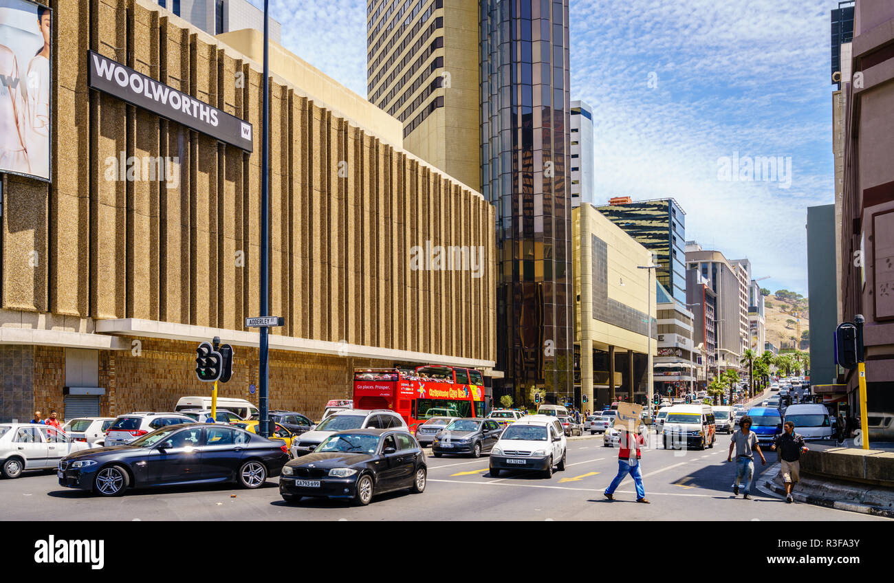 Kapstadt, Südafrika, 9. Februar 2018: beschäftigte Straße mit Verkehr in der Innenstadt von Kapstadt, Südafrika Stockfoto