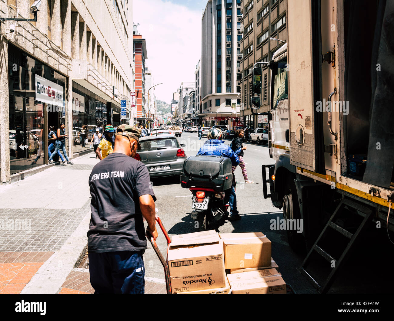 Kapstadt, Südafrika, 9. Februar 2018: Entladen der Lkw in der Innenstadt von Kapstadt, Südafrika Stockfoto