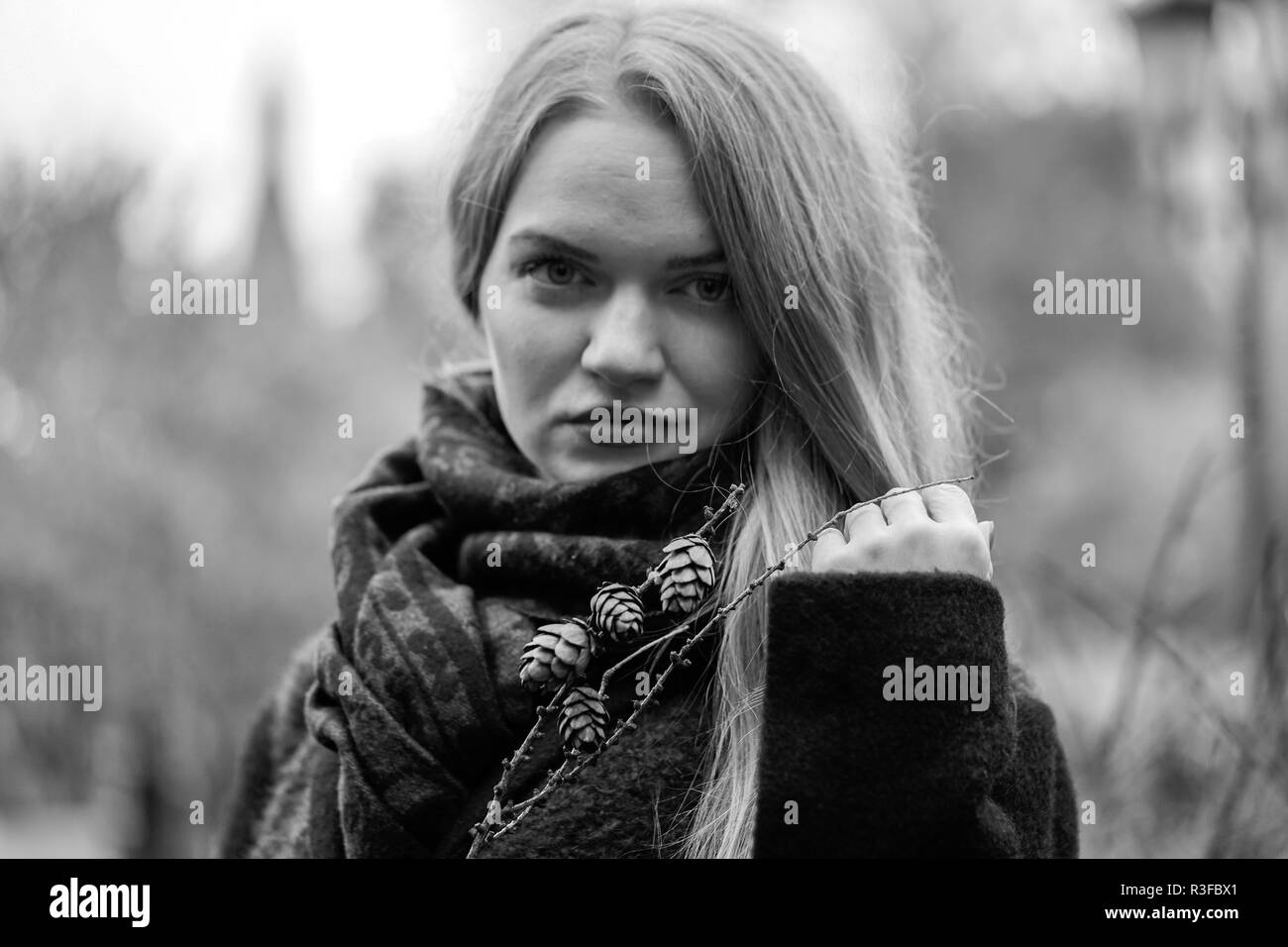 Russische Mädchen schießen für Herbst in Moskau, Blue eye Mädchen mit blonden Haaren Stockfoto