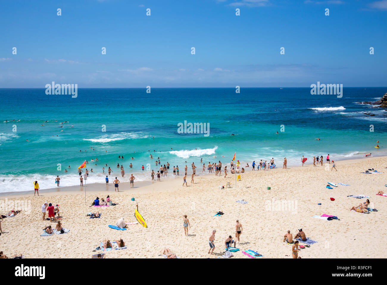 Die Menschen genießen, schwimmen und sonnenbaden an Bronte Beach in Sydney den östlichen Vororten, New South Wales, Australien Stockfoto