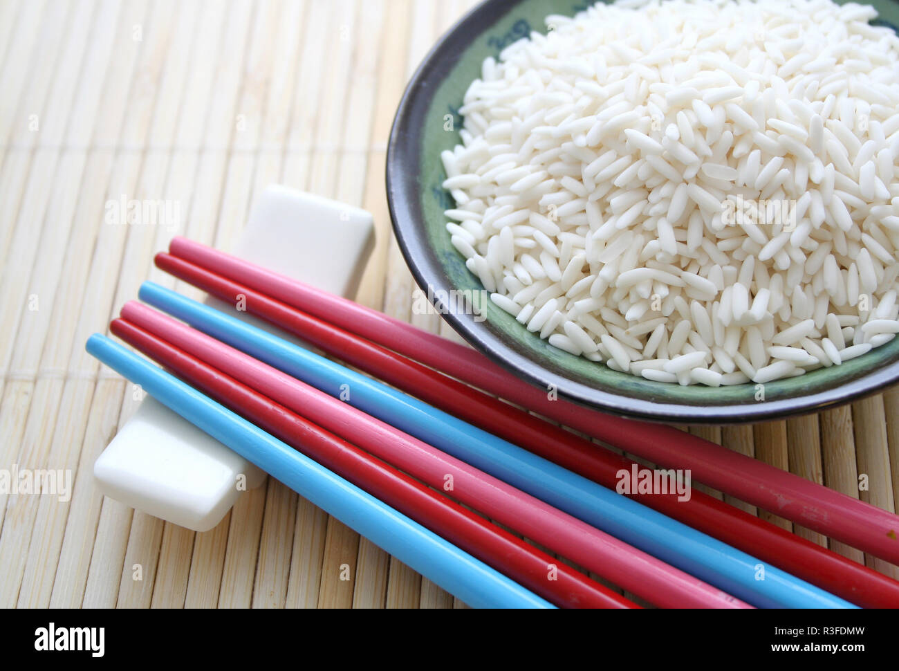 Reis und bunte Stäbchen Stockfoto