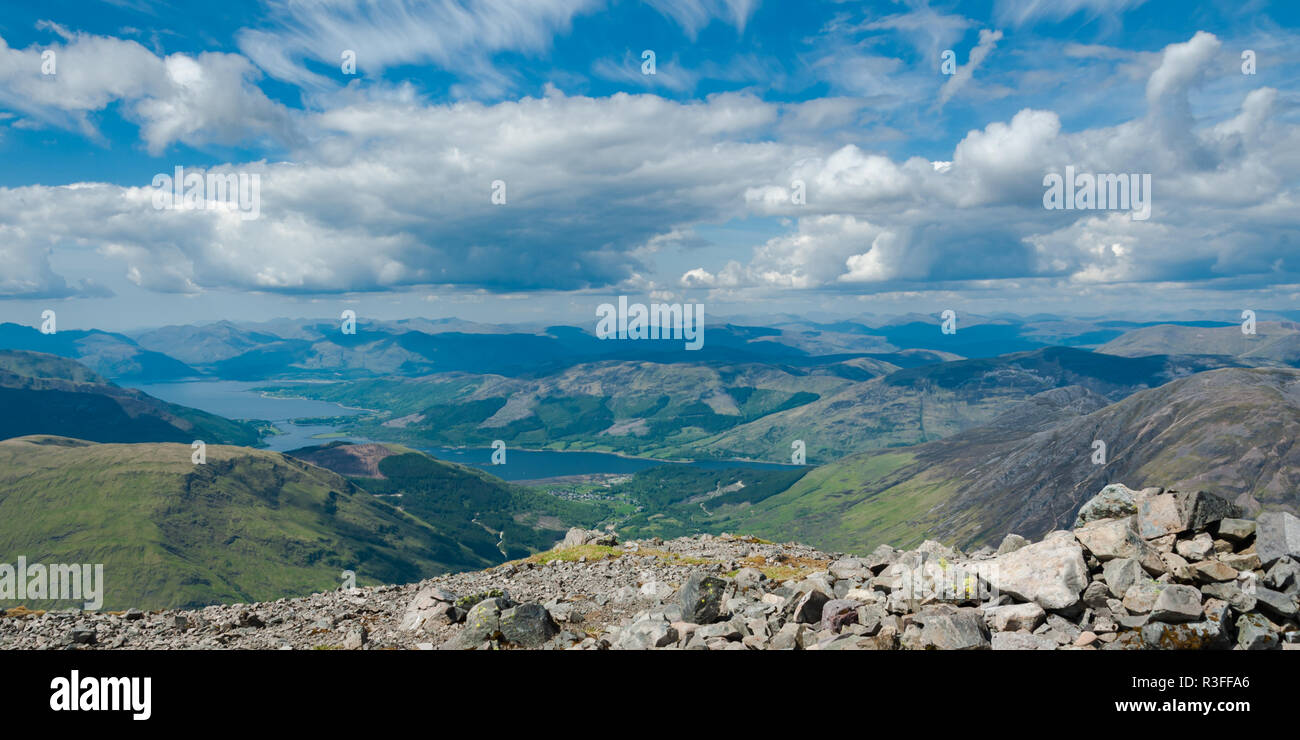 Gipfel und Grat Ansichten von Glencoe nach Westen an einem Sommertag mit blauem Himmel und flauschige Wolken Stockfoto