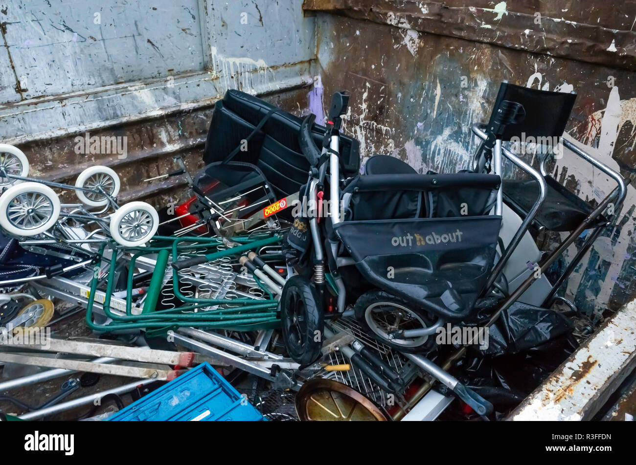Eine englische lokale Behörde Recycling center Überspringen für die Entsorgung von Schrott Stockfoto