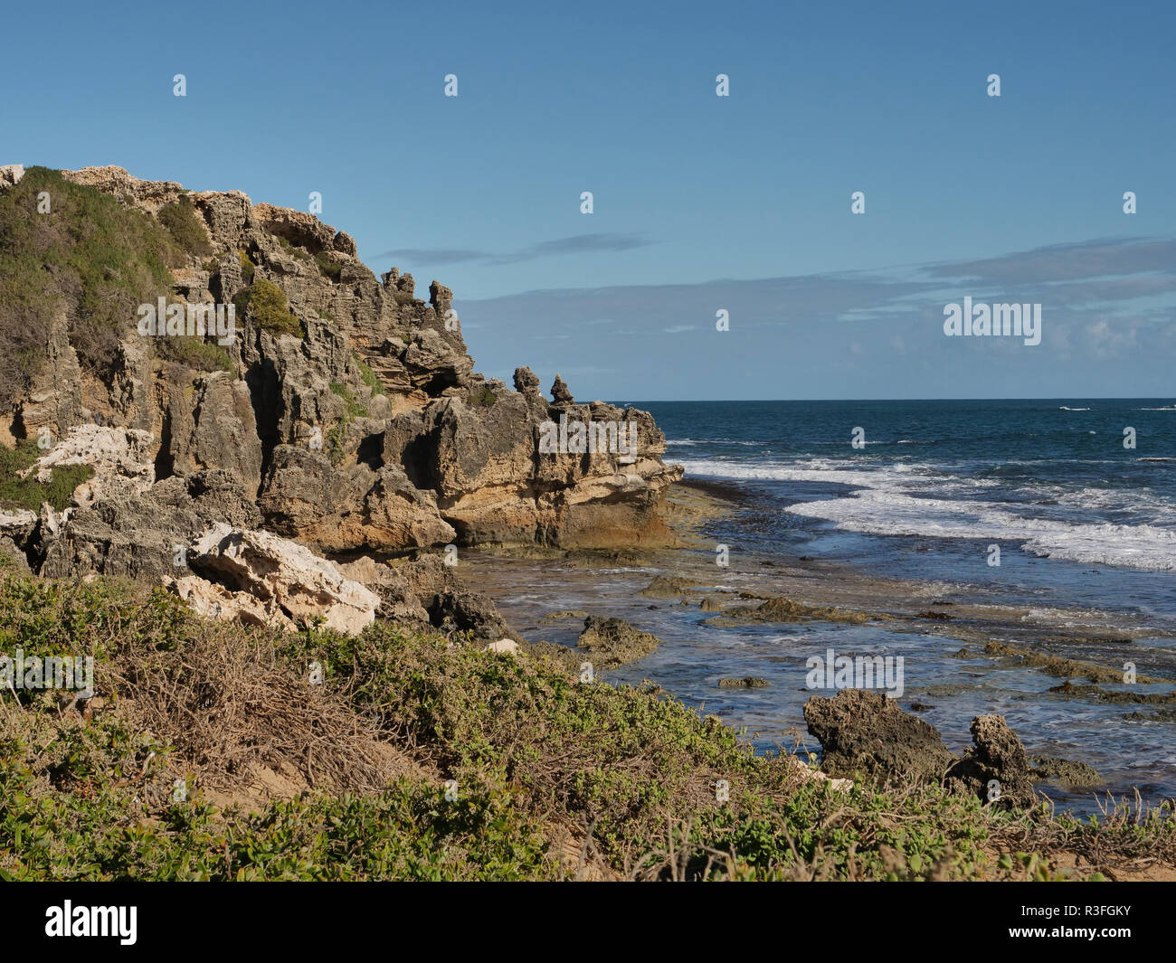 Blick auf Penguin Island auf den Indischen Ozean, Strand, Wellen-, Land- und immergrünen Pflanzen, die Nistplätze für Seevögel und Pinguine, Australien. Stockfoto