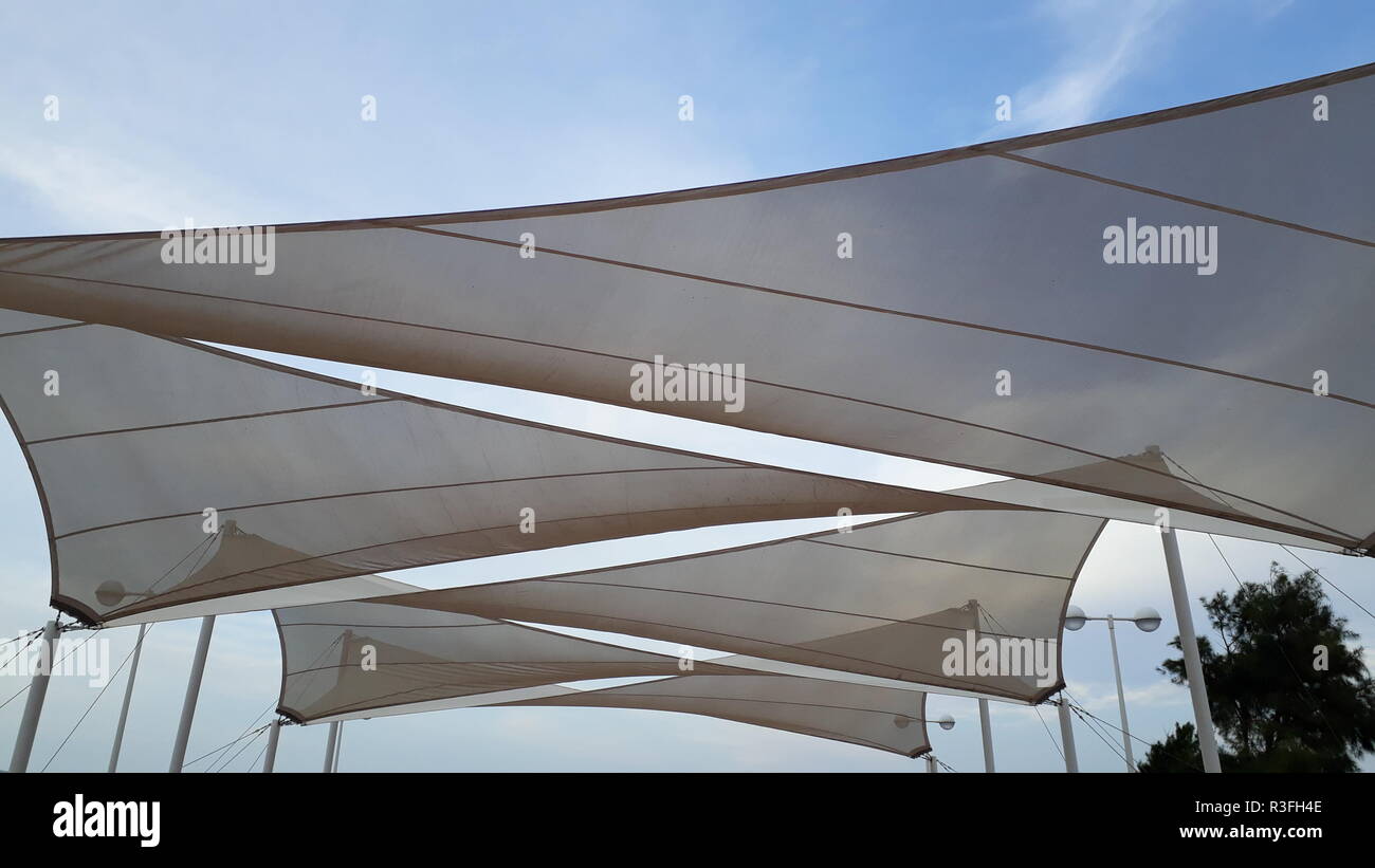 Stoffen, die Sonne und Schatten, mit dreieckigen Formen Stockfoto