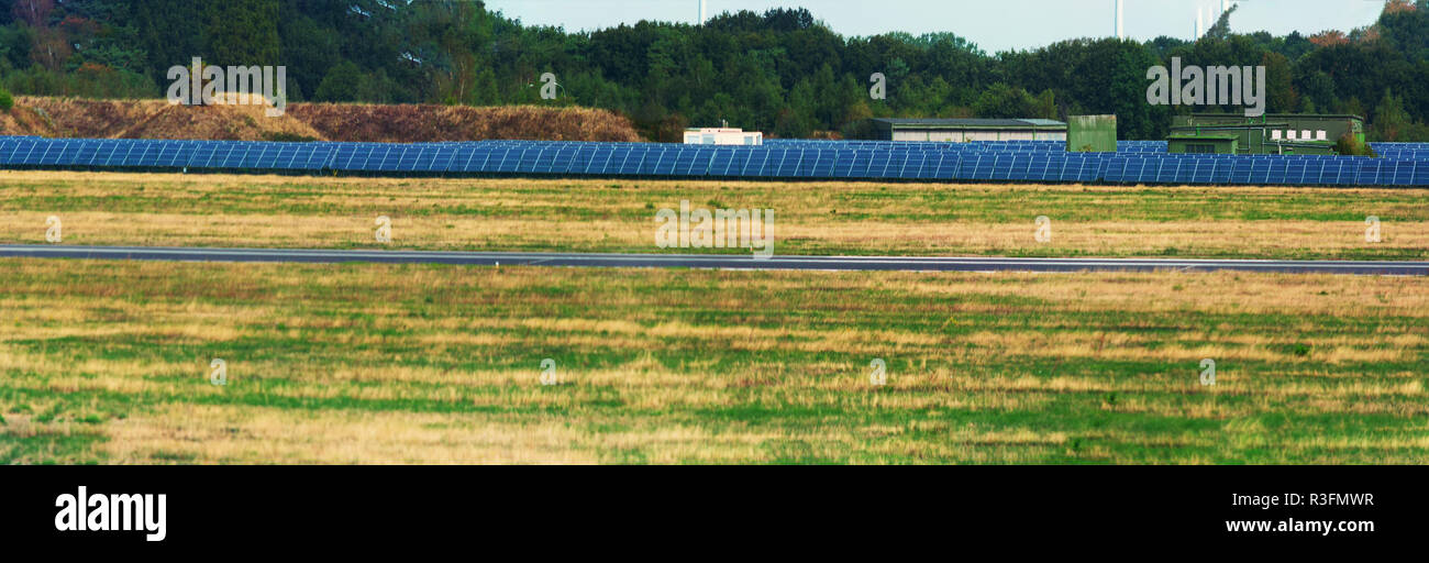 Panorama der Solar System der Flughafen Weeze. Der Flughafen nutzt große Solarparks seinen eigenen Energieverbrauch zu decken. Stockfoto