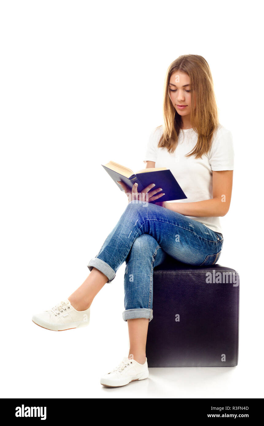 Junge Mädchen lesen Buch auf weißem Hintergrund Stockfoto