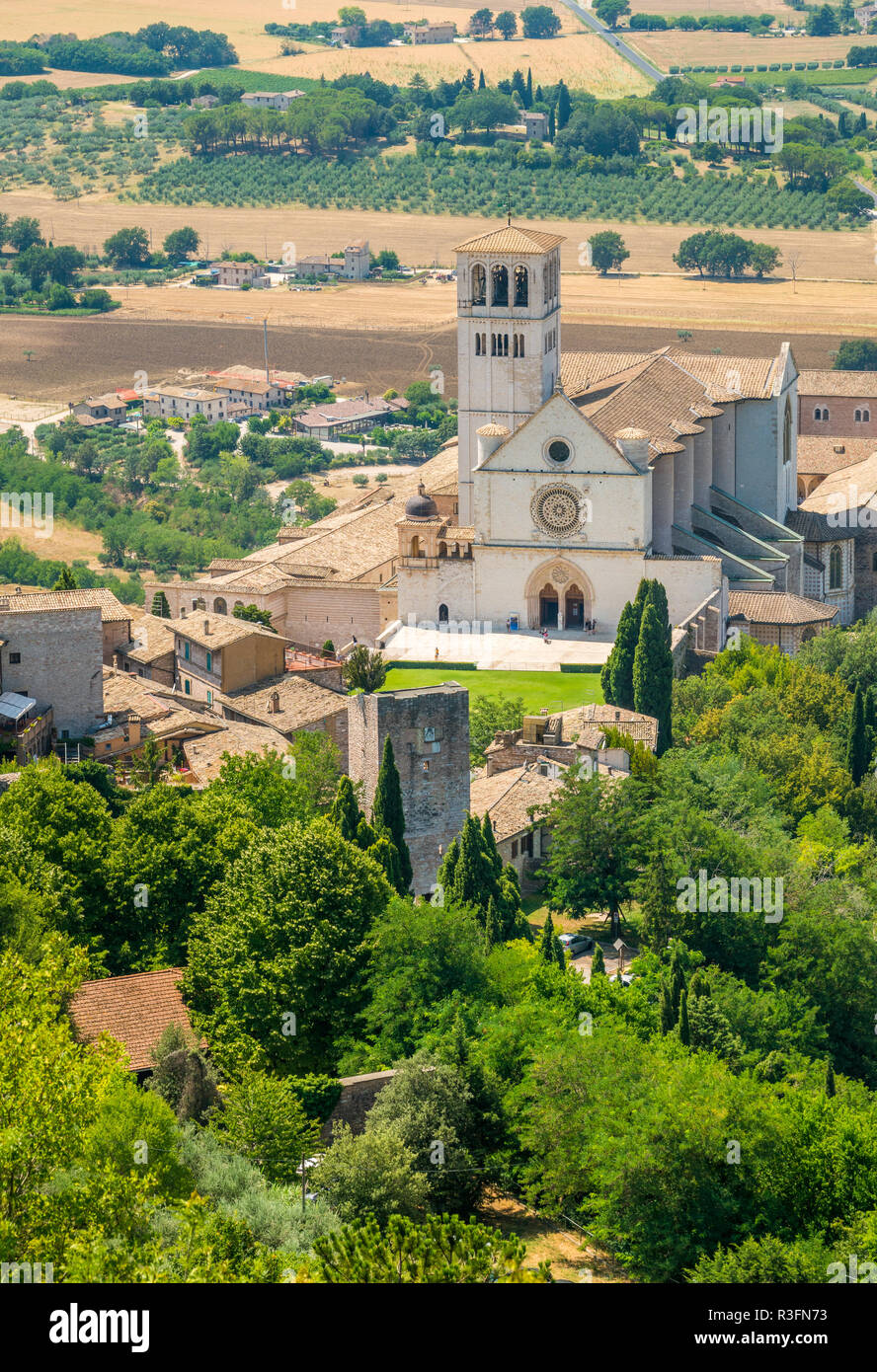 Panoramablick von der Rocca Maggiore, mit dem Heiligen Franziskus Basilika. Assisi, Umbrien, Italien. Stockfoto