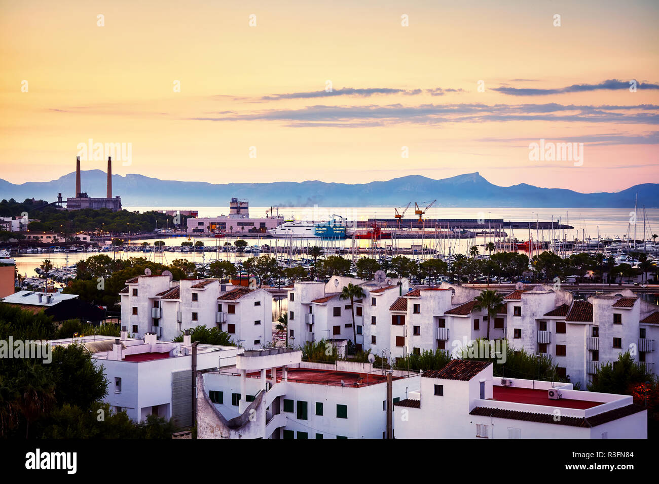 Port de Alcudia bei Sonnenaufgang, Mallorca, Balearen, Spanien. Stockfoto