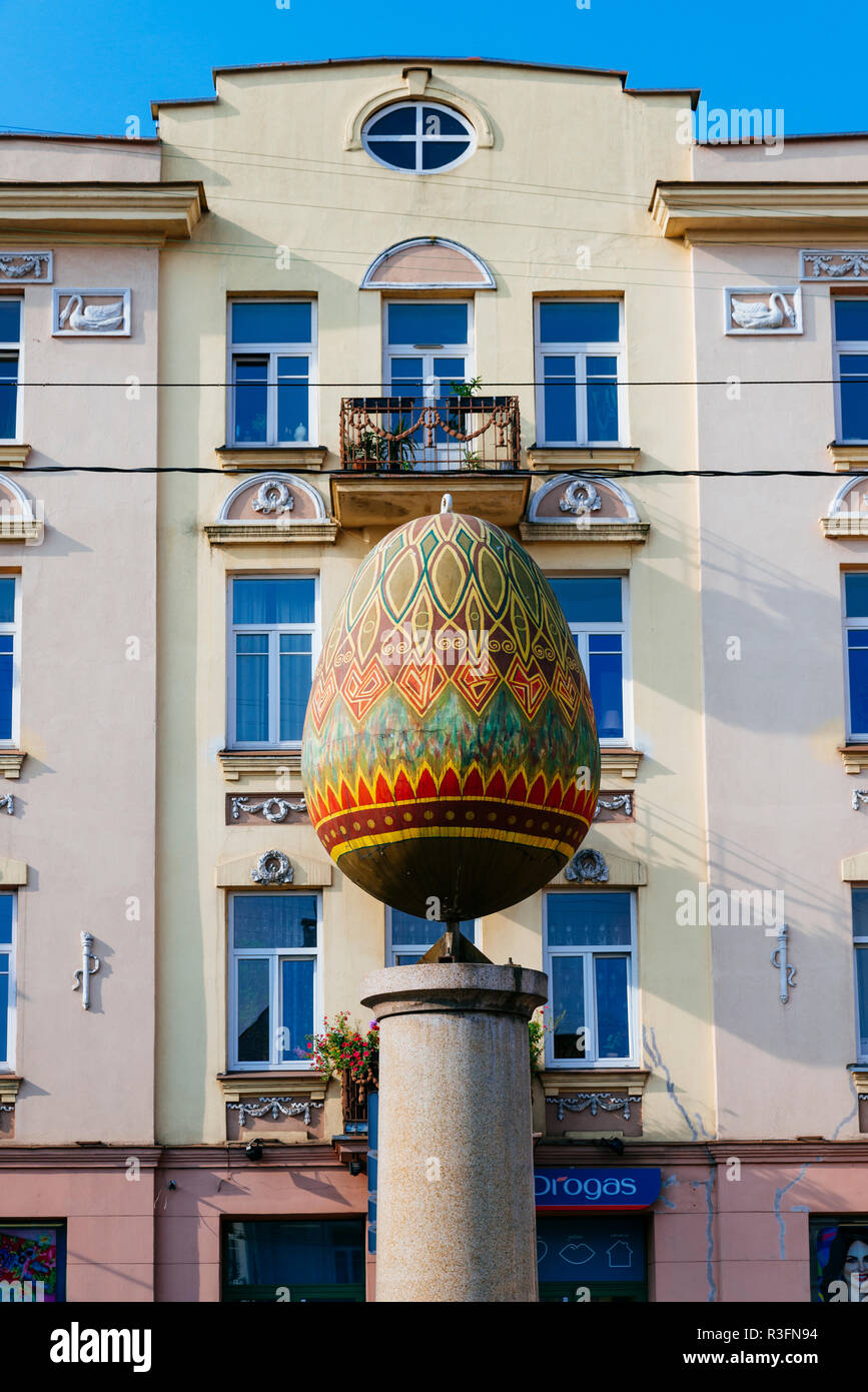 2003 die Hand des Künstlers und Designers Lijana Turskytė drehte den Gips 300 kg Ei, welches auf der Spalte aus Granit errichtet, in ein Osterei. Diese Stockfoto