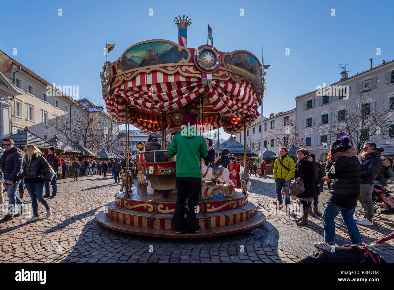 Brixen, Italien - Dezember 03 Touristen viel Spaß bei der Fahrten haben auf dem Weihnachtsmarkt am 3. Dezember 2017 in Brixen, Italien. Stockfoto