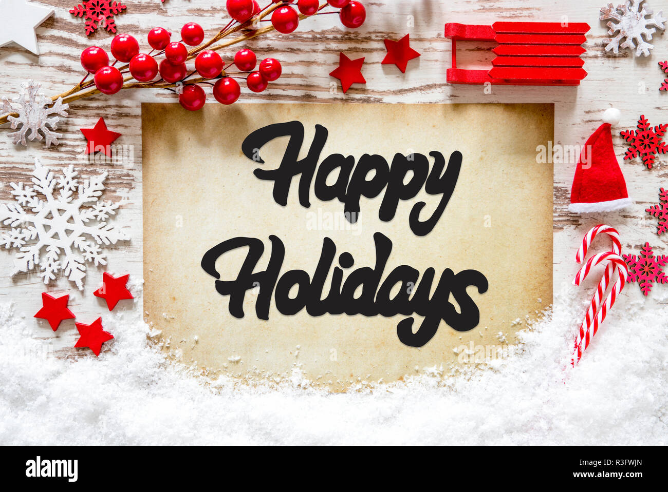 Papier mit Englisch Kalligraphie frohe Feiertage. Rot Weihnachten Dekoration wie Schlitten, Sterne, Schneeflocke und Santa Hut mit Schnee. Stockfoto