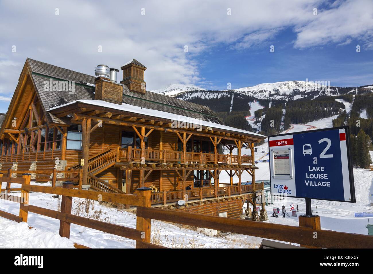 Resort Lodge und Bushaltestelle im weltberühmten Winterskigebiet am Lake Louise, einem Austragungsort der Alpine Men and Women World Cup Downhill Event in Alberta, Kanada Stockfoto