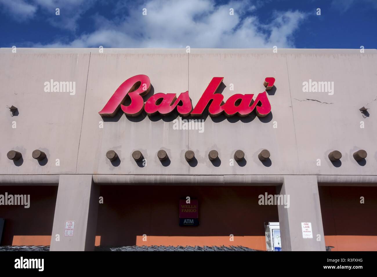 Bashas Supermarkt, ein familiengeführtes Lebensmittelgeschäft Kette, Store Gebäude Außen rote Zeichen im Sedona Arizona Stockfoto