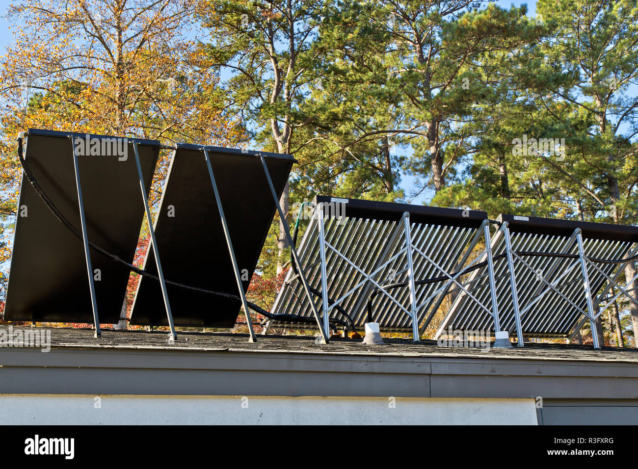 Rückansicht, Solar Warmwasser Heizungen auf Badezimmer Dach, Erleichterung der Melton Hill Dam Recreation Area Campground. Stockfoto