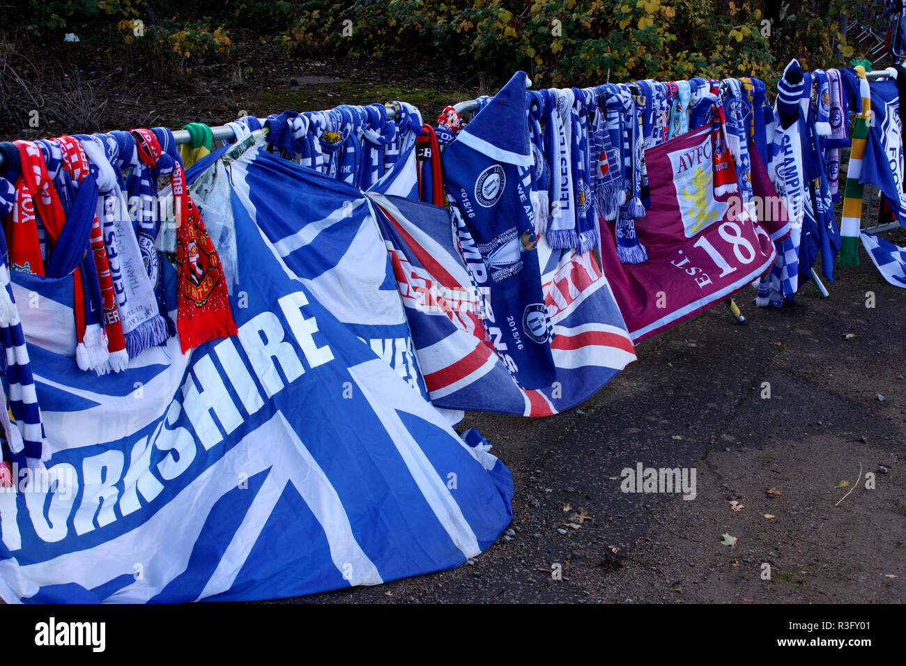 Die Blumen von Fußball-Fans für das Vergehen von Vichai Srivaddhanaprabha, der Vorsitzende von Leicester City Football Club festgelegt Stockfoto