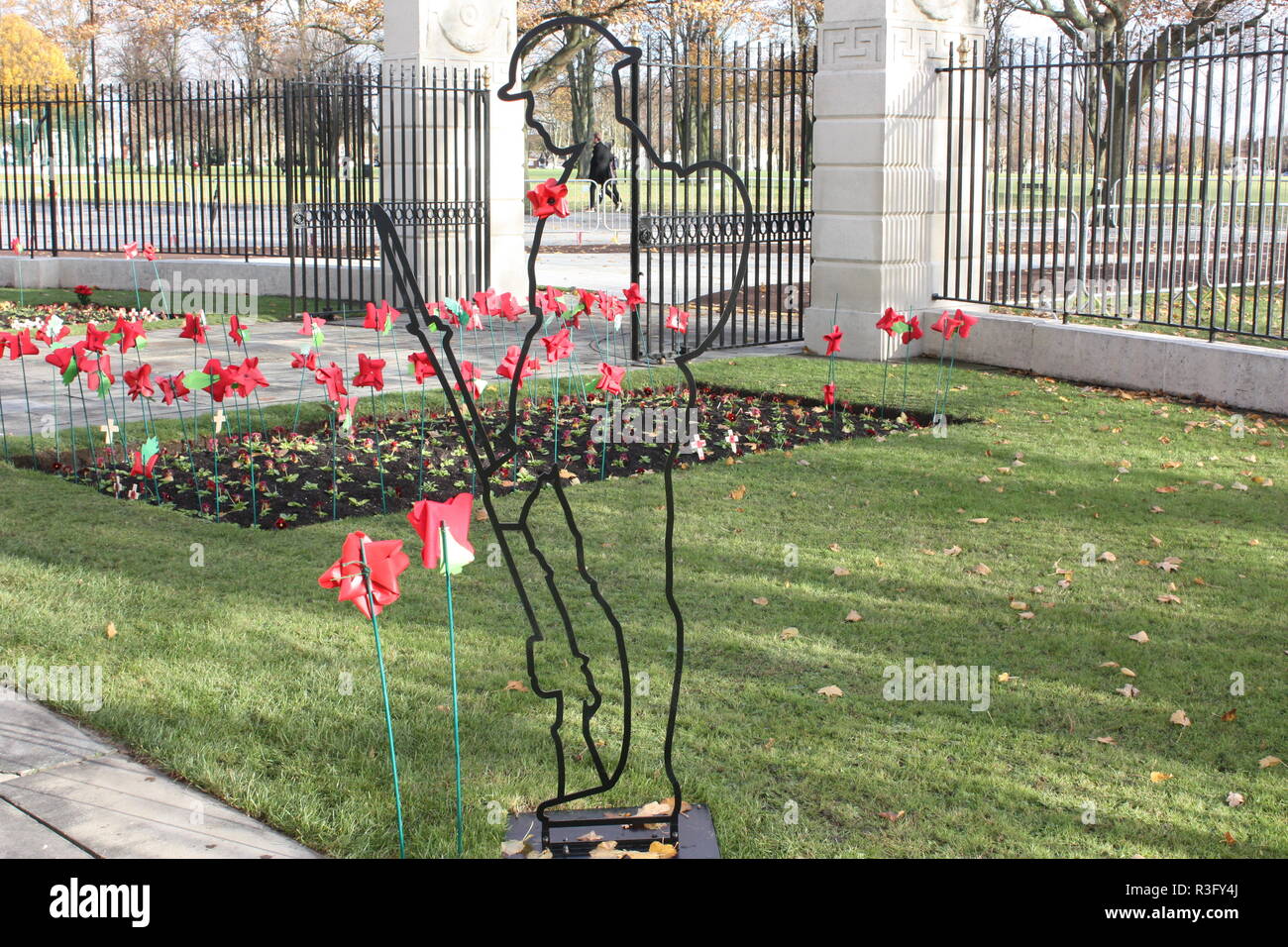 Eine Silhouette des unbekannten Soldaten am Armistice Day am Kriegsdenkmal im Victoria Park, Leicester genommen Stockfoto