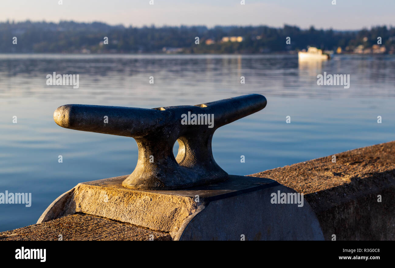 Morgen Sonnenaufgang Hafen dock Klampe mit Hazy gefiltertes Licht und Schatten Stockfoto