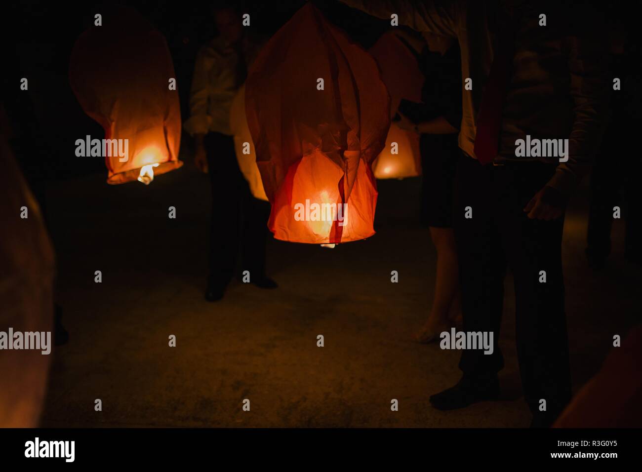 Thailändischen Laternen in die Luft in der Nacht geworfen Stockfoto