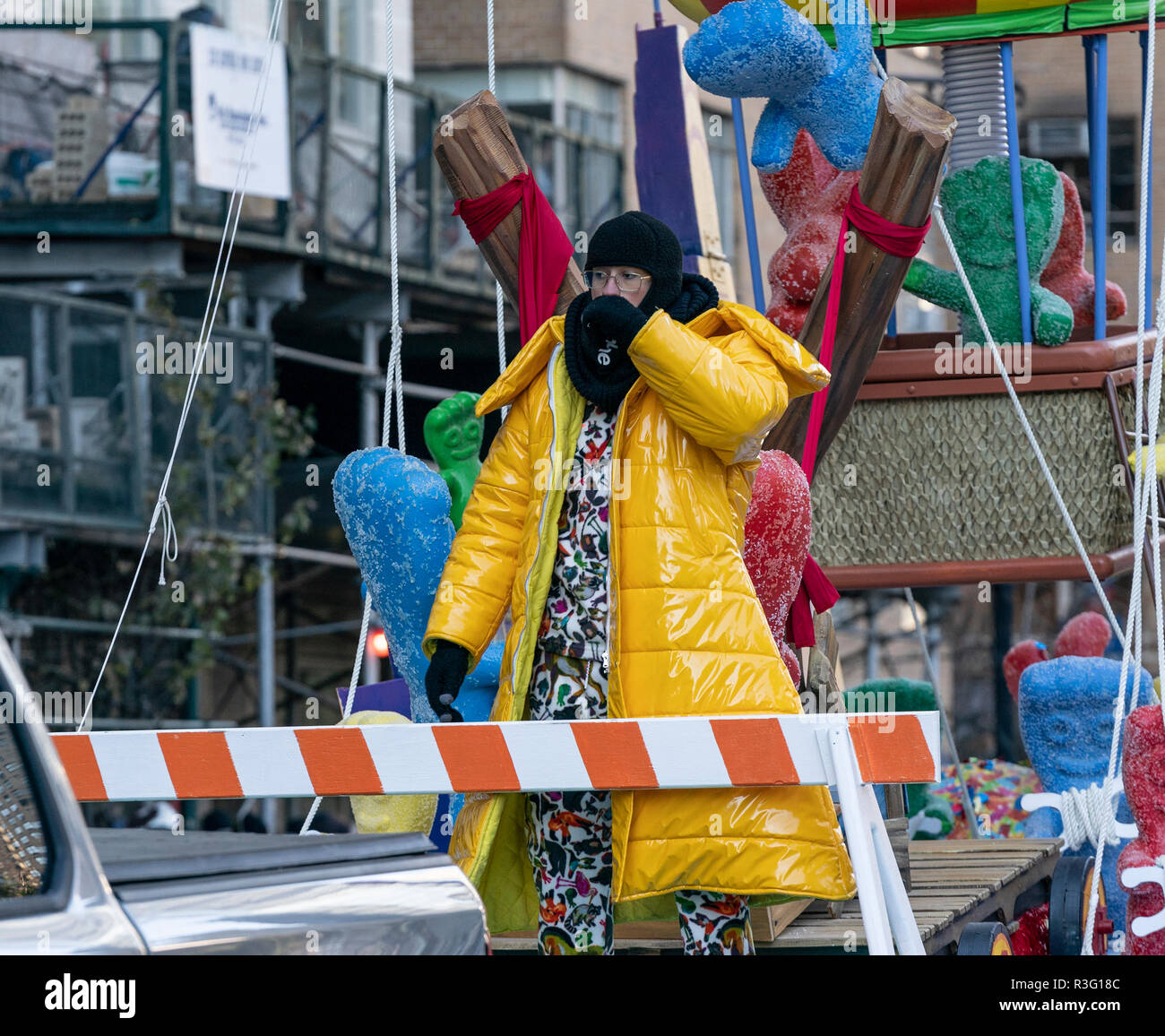 New York, New York, United States. 22 Nov, 2018. Bad Bunny Rides float's 92. jährliche Thanksgiving Day Parade von Macy's anzusehen in den Straßen von Manhattan im kalten Wetter Credit: Lev Radin/Pacific Press/Alamy leben Nachrichten Stockfoto